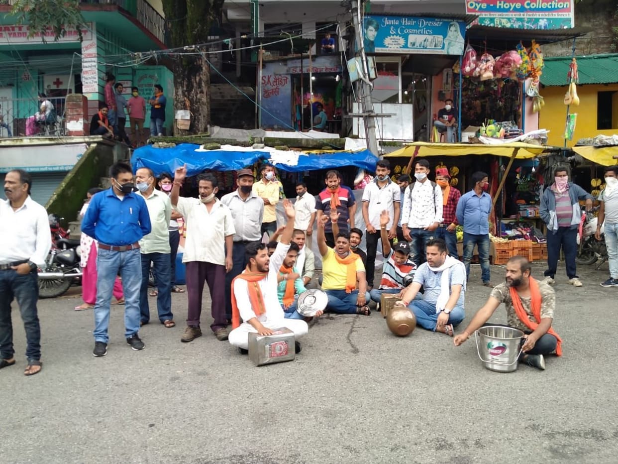 Protest against water institute with empty utensils