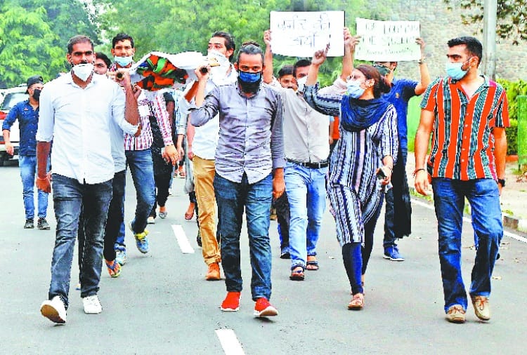 abvp protest in punjab university for fees