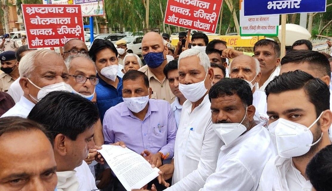 congress workers,  protest on road