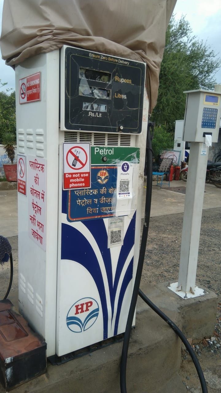 petrol pump, cabin and machine breaked, workers beaten, narnaul