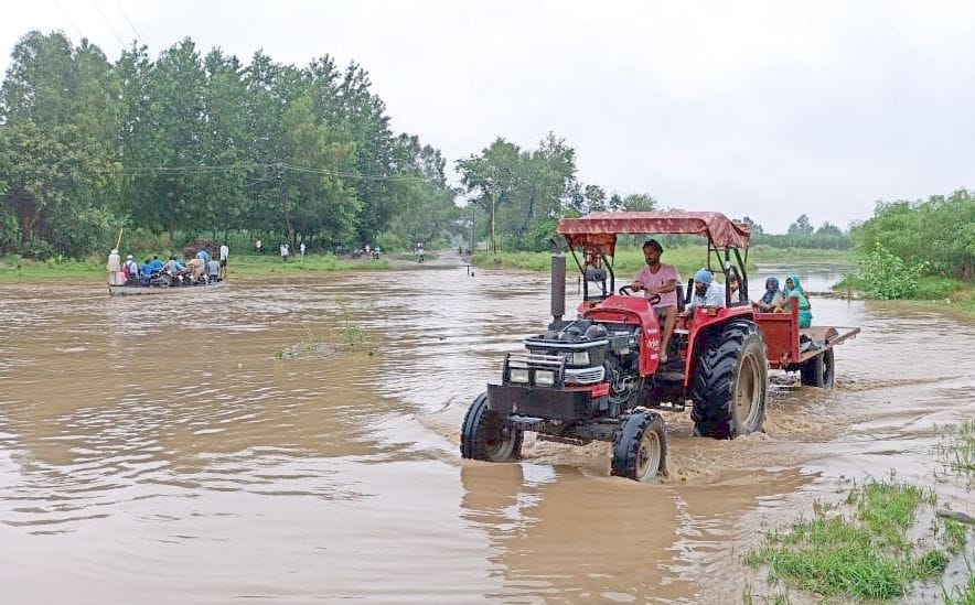 Water level rises, Ganga heading towards villages in Mandawar, Begawala
