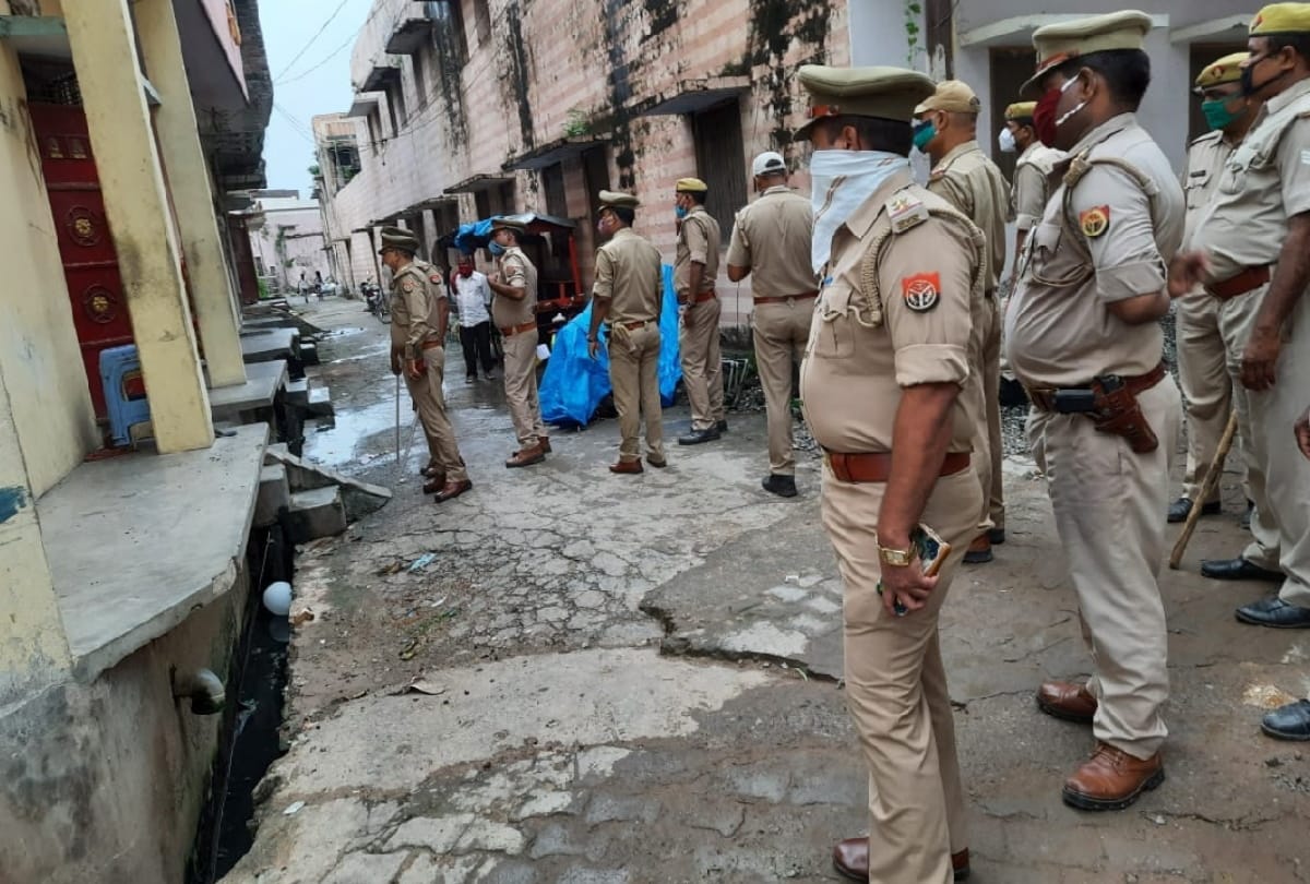 Deoria SP spotted line on police station in-charge inspector crime after Police threw Sri Krishna statue