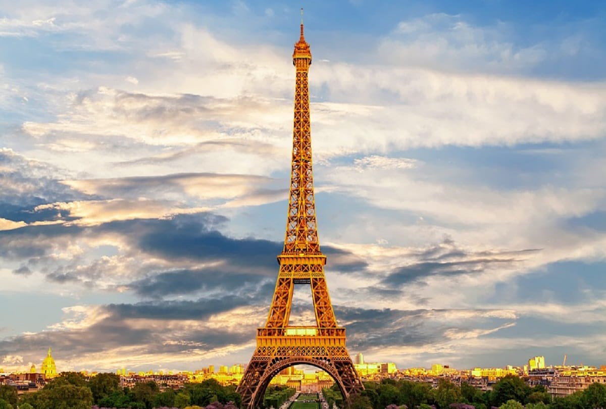 13 feet Eiffel Tower replica built on the roof of home by cuba man Jorge Enrique Salgado
