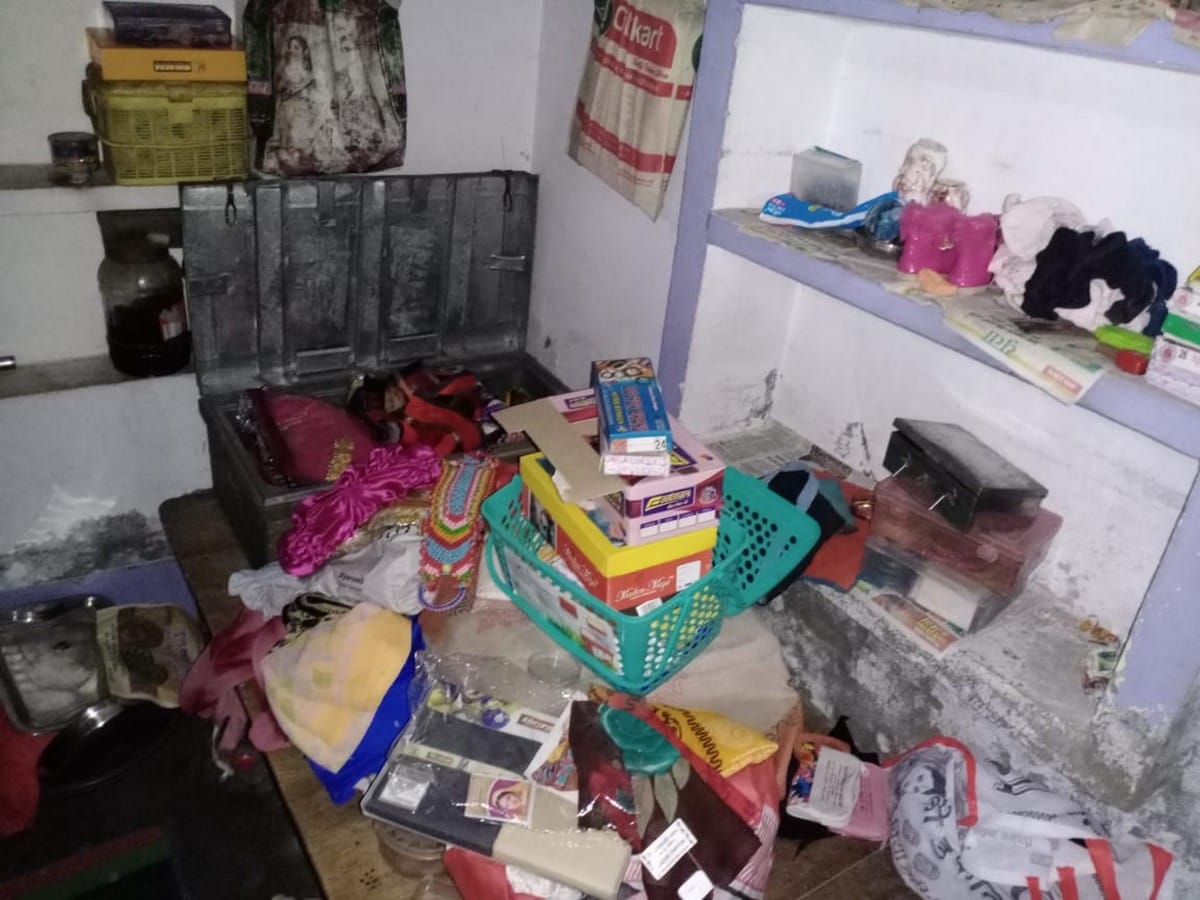 Family locked in house lakh jewelerys and a valuable thief taken away in ghazipur up