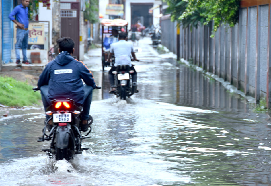 Jamshed rains, city storms, crops benefit