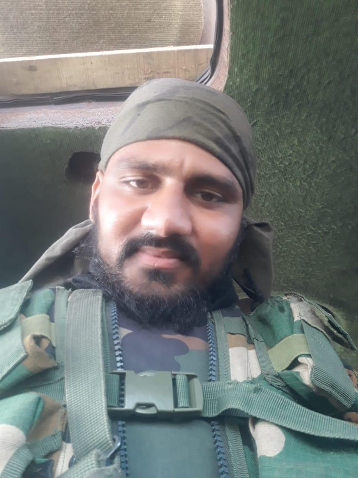 Dead body reach today at home jaunpur of martyred jawan in pulwama terrorist encounter between security forces and terrorist jammu kashmir