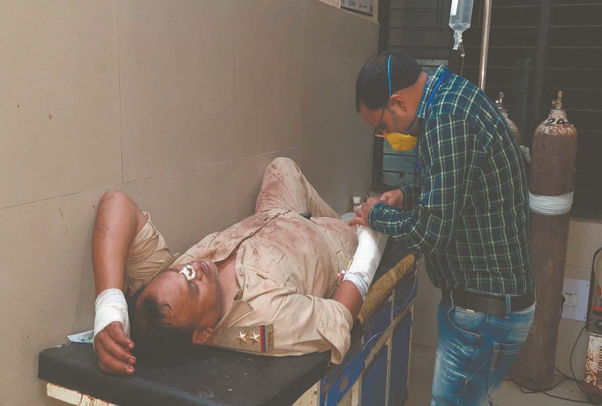 Kaushambi News: In Kaushambi, villagers surrounded and beaten up constables and soldiers, snatched service revolver