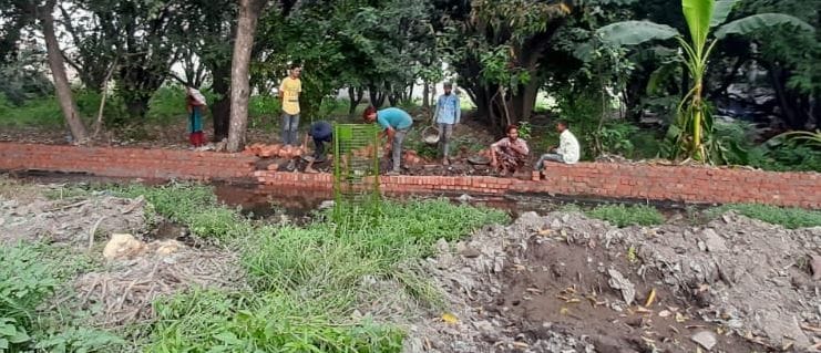 Construction of the wall started to stop water in the colony