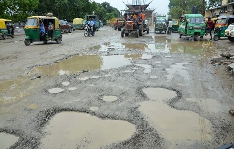 Service Road of Chaupula Flyover: Well, let's say that the jam keeps on going, otherwise you don't know how many trains turn every day.
