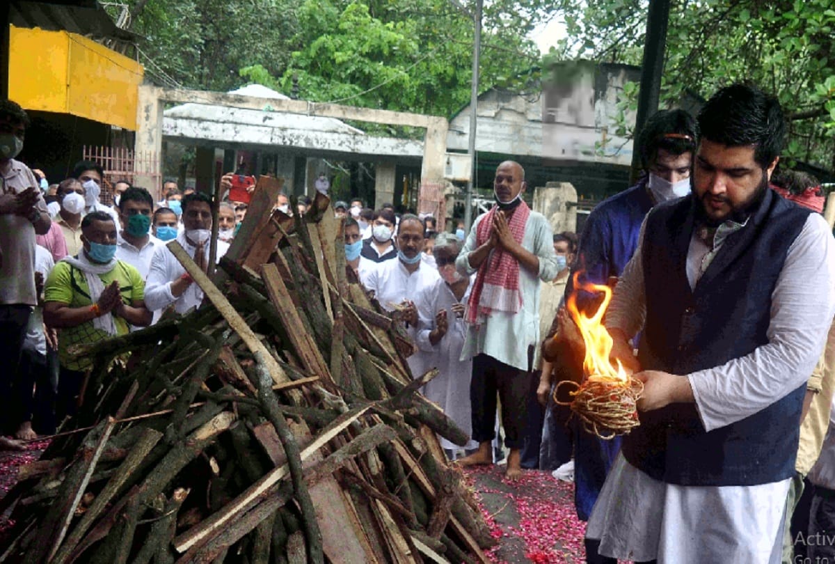 Congress spokesman Rajiv Tyagi cremated in Hindon