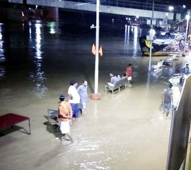 mandaakinee ka paanee utara, laakhon ka nukasaan kar gaya