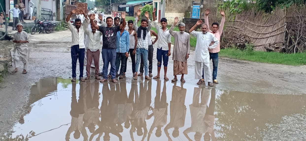 Villagers demonstrate on the highway to repair damaged reports