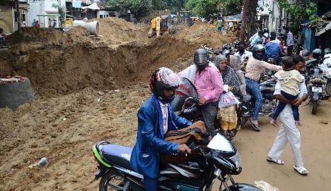 Kalibari Road: Sambalkar Exit ... Potholes and marshes are deadly on the road