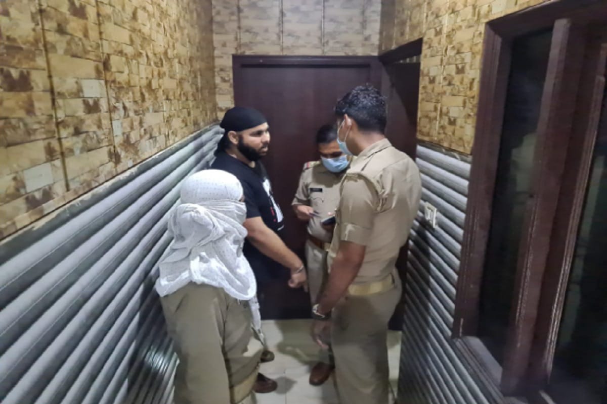 UP News: many couple have found in a hotel during police checking at Meerut