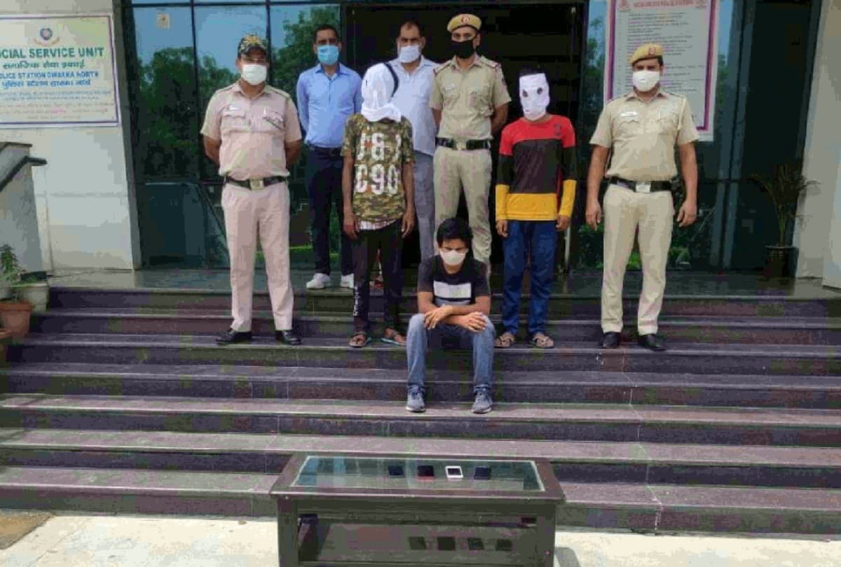 Three people arrested for selling snatched mobile online in delhi