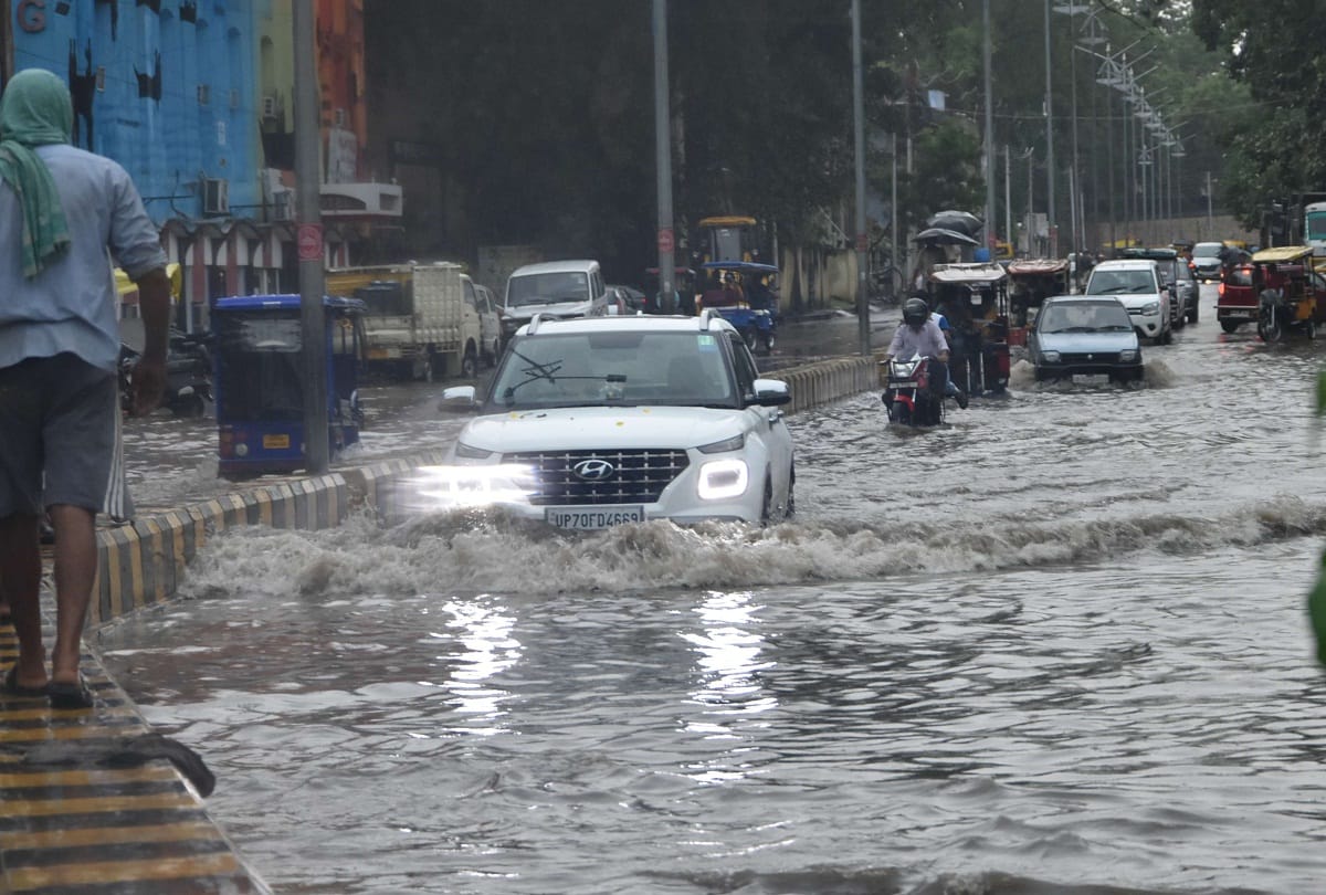 Prayagraj News: Junk rains in Prayagraj, water filled to the waist in roads and streets, many areas turned into islands