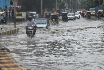 Prayagraj News: Junk rains in Prayagraj, water filled to the waist in roads and streets, many areas turned into islands
