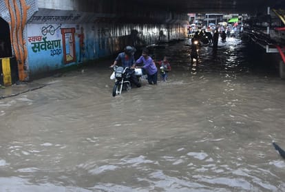 Prayagraj News: Junk rains in Prayagraj, water filled to the waist in roads and streets, many areas turned into islands