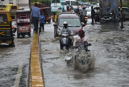Prayagraj News: Junk rains in Prayagraj, water filled to the waist in roads and streets, many areas turned into islands