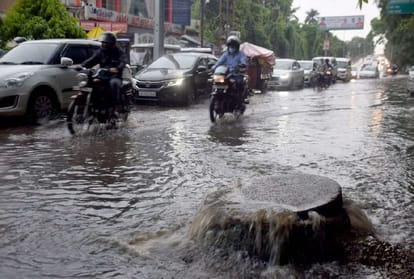 Prayagraj News: Junk rains in Prayagraj, water filled to the waist in roads and streets, many areas turned into islands