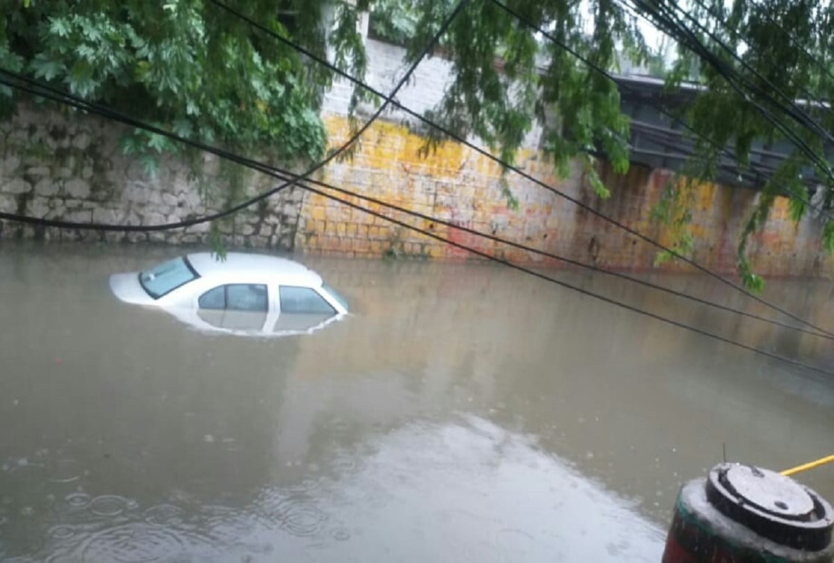 Delhi Weather update today: delhi noida ghaziabad faridabad gurugram heavy rainfall water logging traffic trees fallen