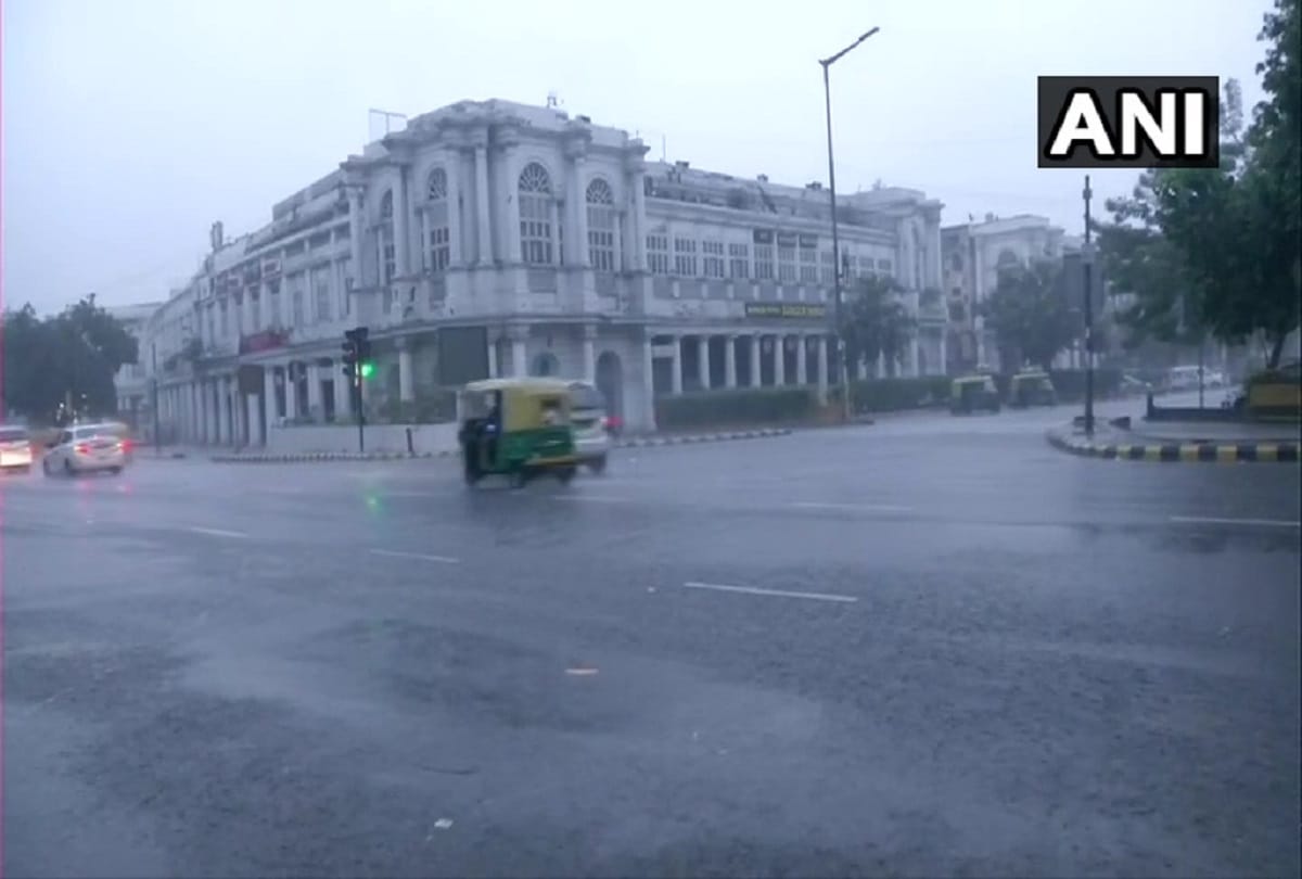 Delhi Weather update today: delhi noida ghaziabad faridabad gurugram heavy rainfall water logging traffic trees fallen