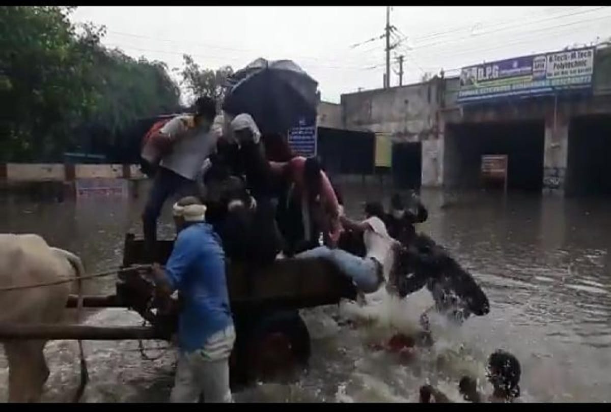 Delhi weather update today tughlaqabad under pass water logging people crossing by bullock cart fall in water video viral