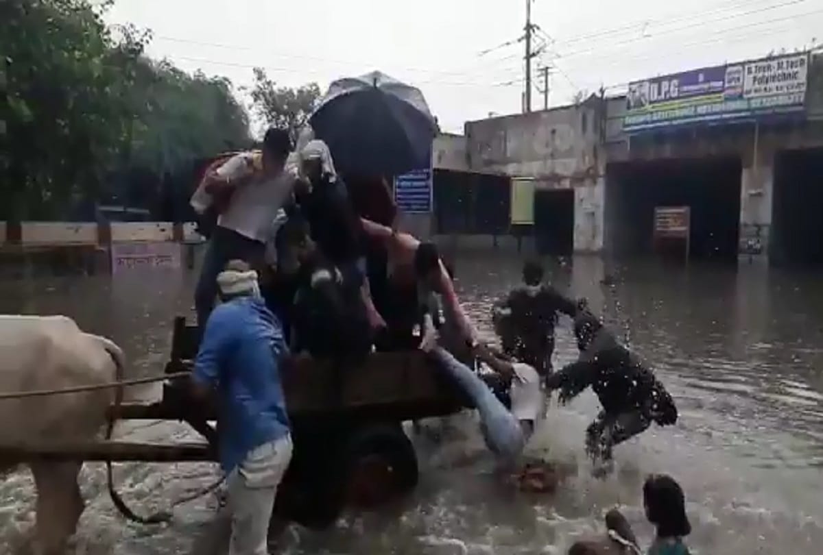 Delhi weather update today tughlaqabad under pass water logging people crossing by bullock cart fall in water video viral