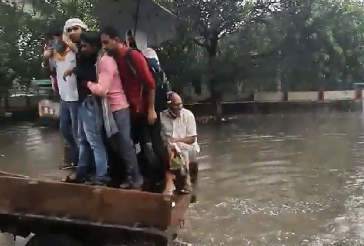 Delhi weather update today tughlaqabad under pass water logging people crossing by bullock cart fall in water video viral