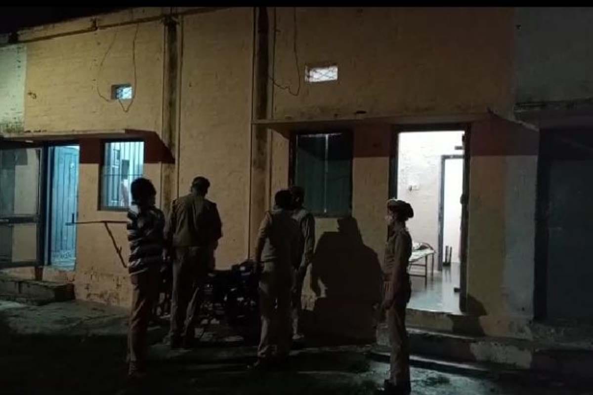 Mom suicide by hanging in saharanpur leaving her two and half year old son crying
