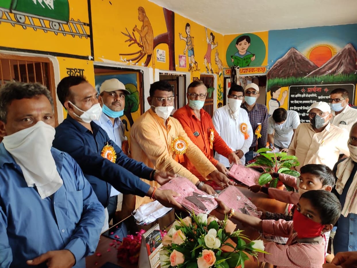 Distribute free uniform to children in school