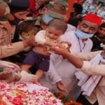 पिता जिलाजीत को पुष्पांजलि अर्पित करता मासूम जीवांश