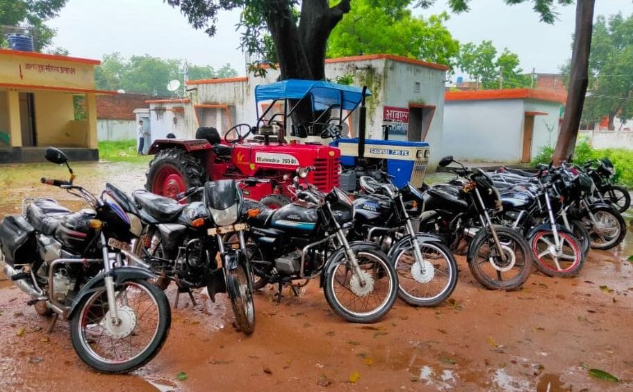five gangster arrested in hardoi with 13 bike