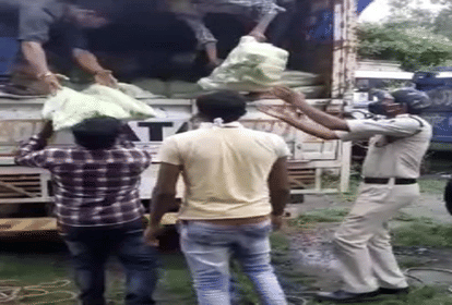Firozabad: गांजे की तस्करी कर रहा था भाकियू किसान जिलाध्यक्ष, चेकिंग में दबोचा गया; 40 लाख का माल बरामद Bhakiyu Kisan District President was smuggling hemp caught in checking