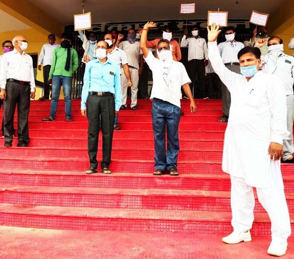 state employee protest in mahoba