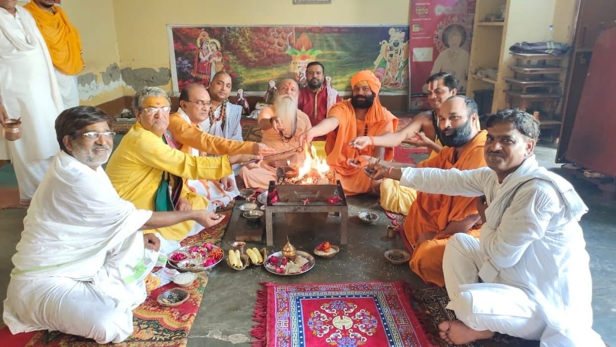mahant, nrityagopal, das, helth, hawan, vrindavan