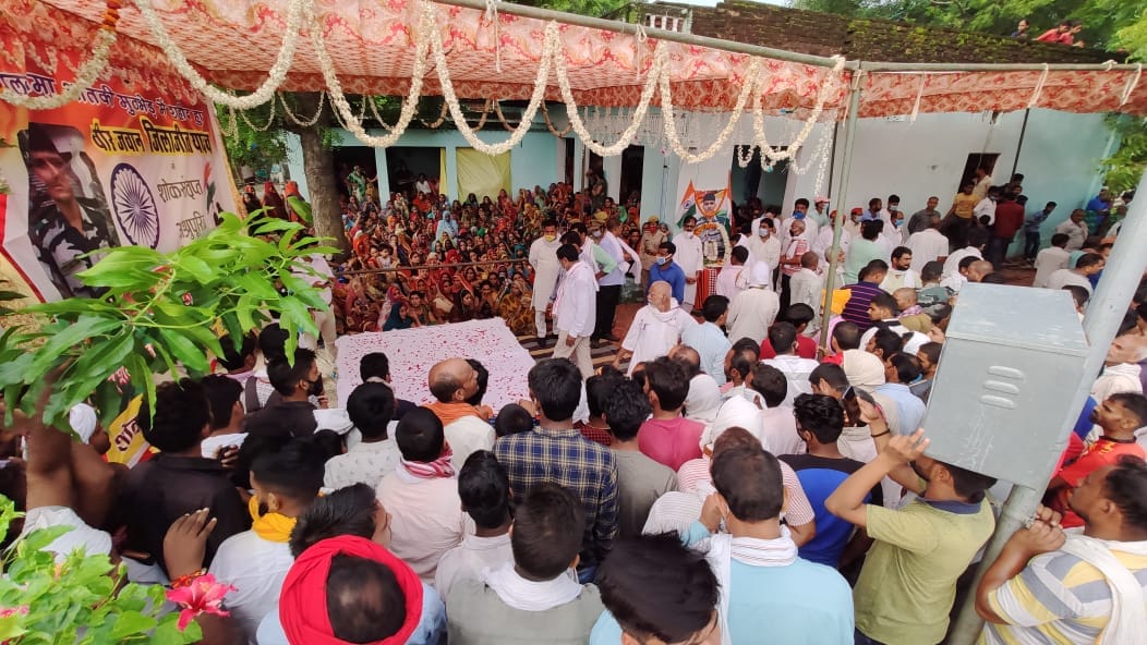 Pulwama Terror Attack: Martyr Jaunpur jawan's last visit gathered