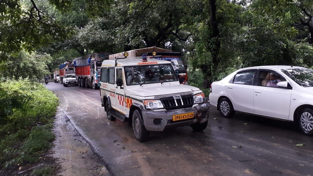 Trees fell on Pratapgarh-Jethavara road, traffic stopped