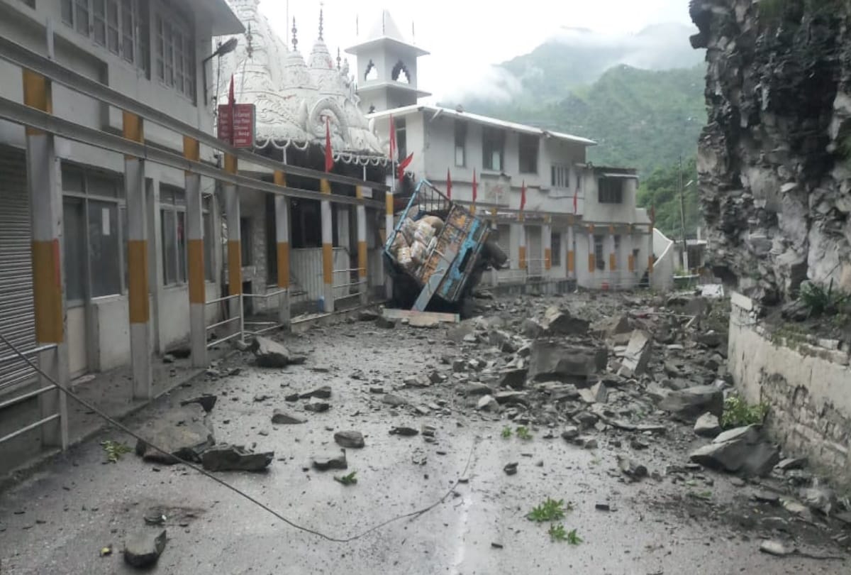 Rocks fell on two vehicles on Mandi Manali NH, two people died, two injured