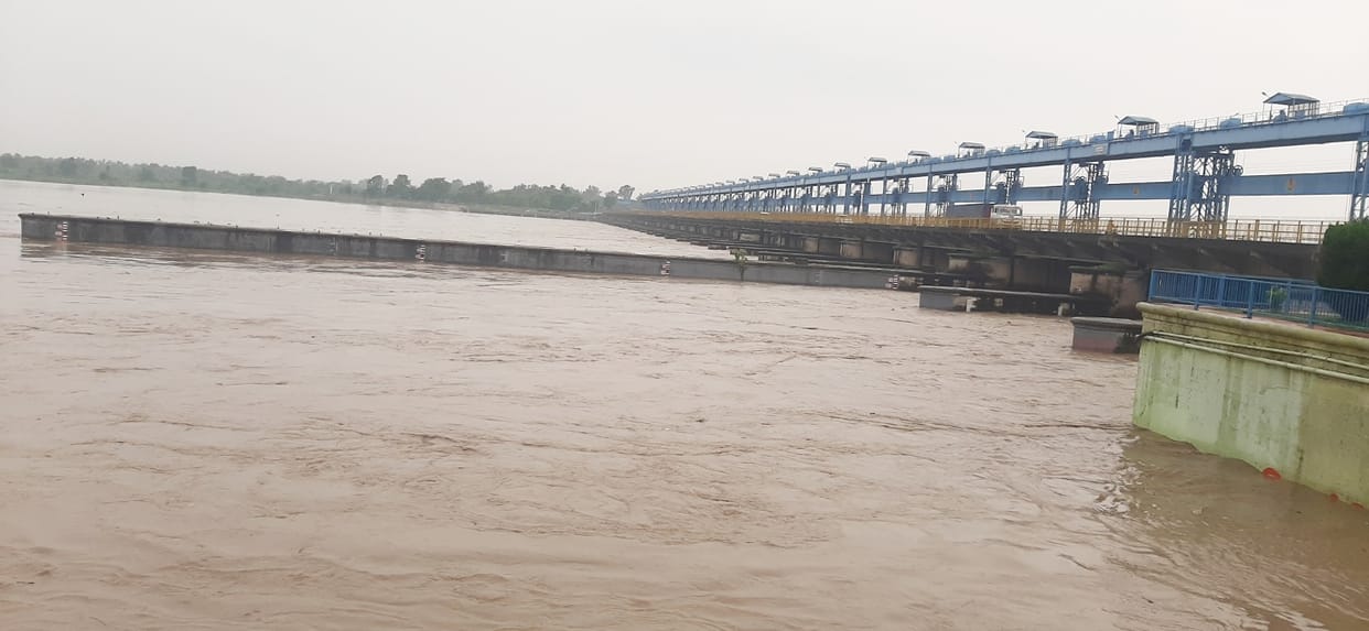Water level of middle Ganga barrage across warning point