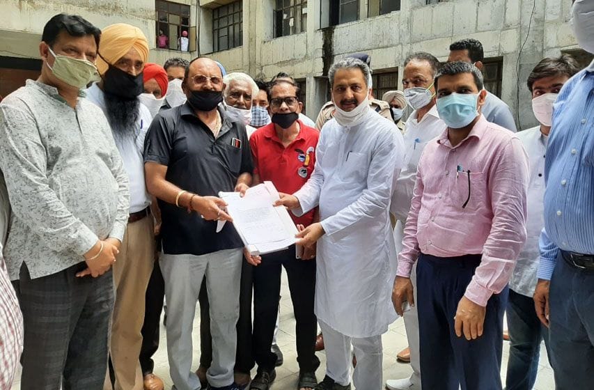 Employees and pensioners run protest rally