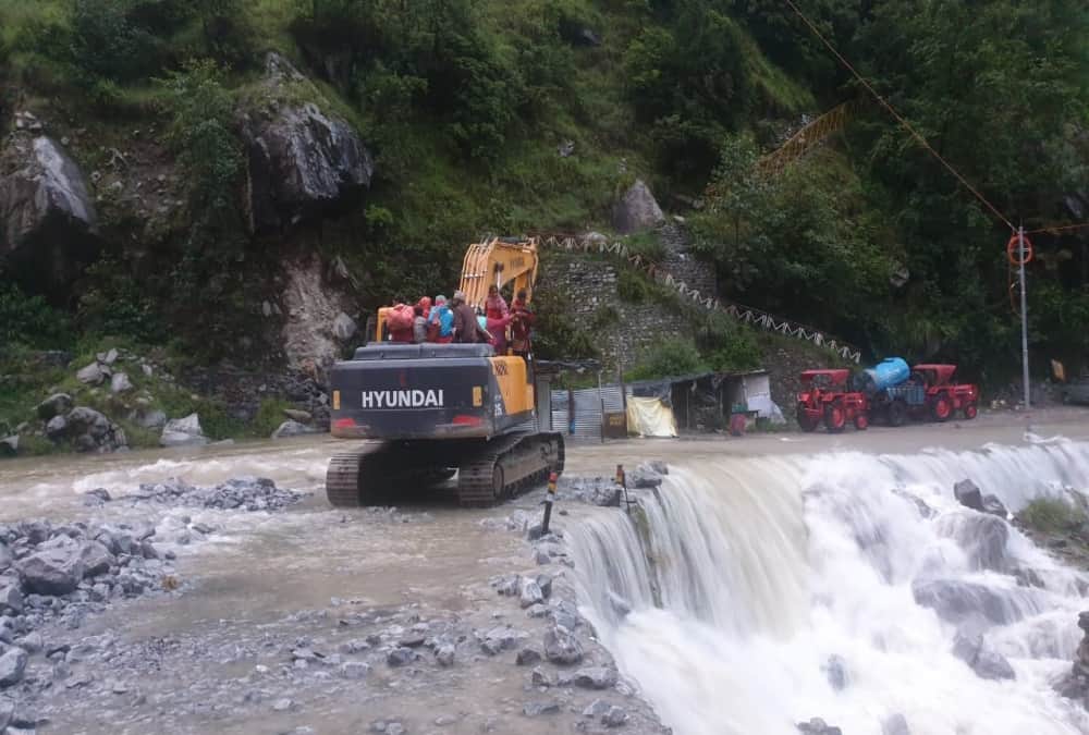 Weather Today Forecast Report Uttarakhand: Pusta Collapsed on Badrinath Highway, People cross overflow Drain sitting on jcb