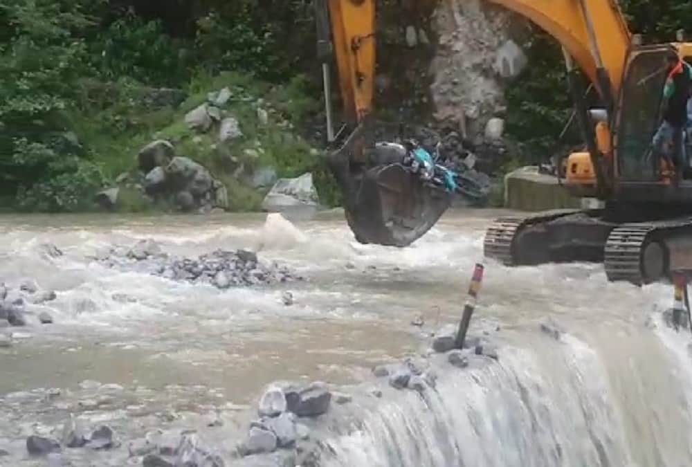 Weather Today Forecast Report Uttarakhand: Pusta Collapsed on Badrinath Highway, People cross overflow Drain sitting on jcb