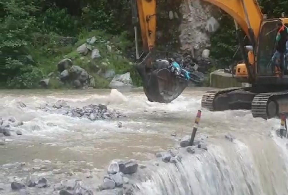 Weather Today Forecast Report Uttarakhand: Pusta Collapsed on Badrinath Highway, People cross overflow Drain sitting on jcb