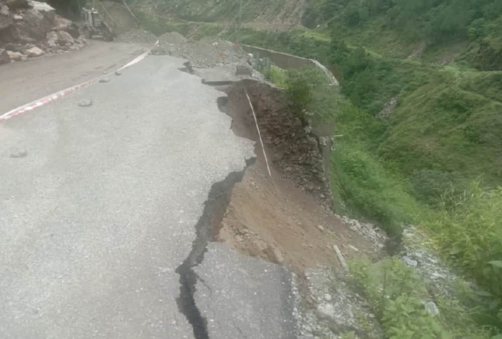 Weather Today Forecast Report Uttarakhand: Pusta Collapsed on Badrinath Highway, People cross overflow Drain sitting on jcb