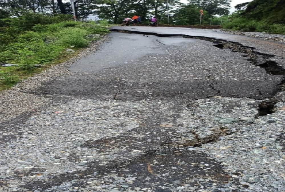 Weather Today Forecast Report Uttarakhand: Pusta Collapsed on Badrinath Highway, People cross overflow Drain sitting on jcb