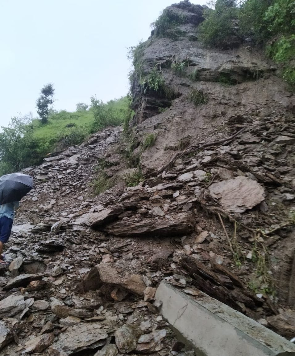 NH was closed for five hours, Education Minister Pandey also got stranded for some time
