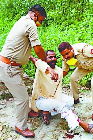 Shergarh police caught top ten rogue Munna in Deoria