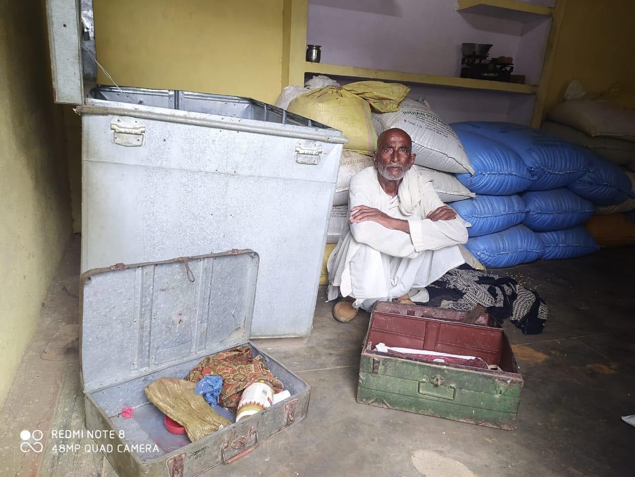 Thieves took away goods worth nine lakhs from two houses