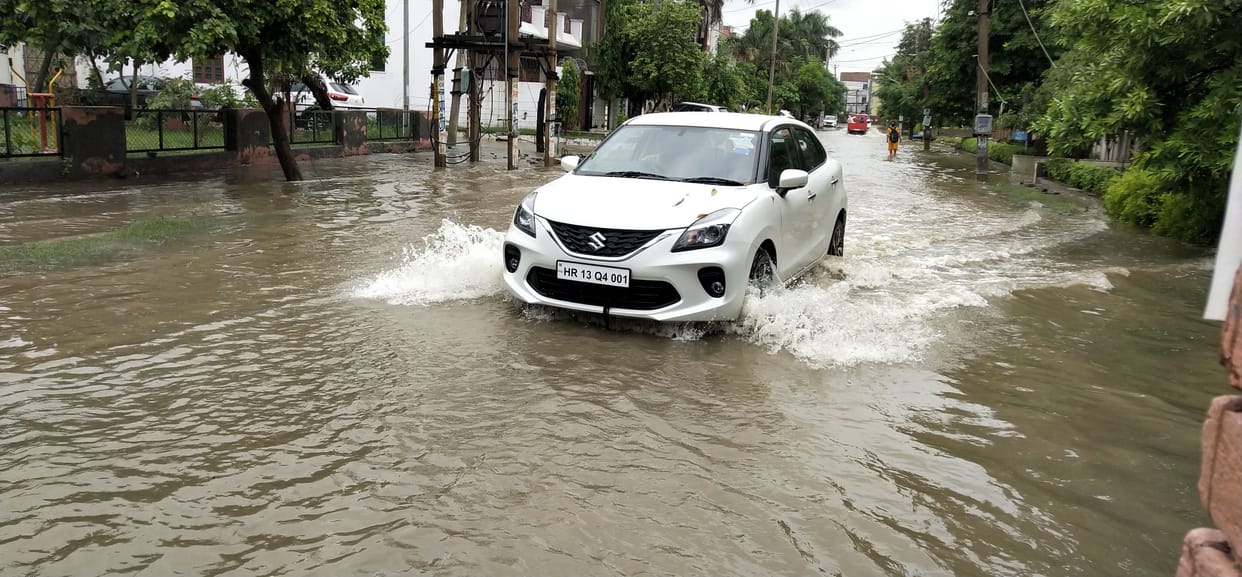 150 mm of rain in Bahadurgarh, water enters in the home.